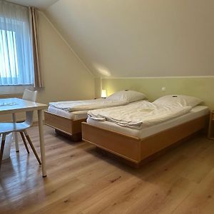 Zimmer mit Kingsize-Bett